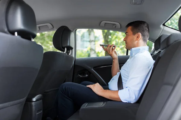 Passageiro masculino chamando no smartphone no carro de táxi — Fotografia de Stock