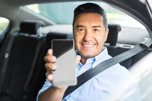 Pasajero o hombre de negocios mostrando teléfono inteligente en el coche —  Fotos de Stock