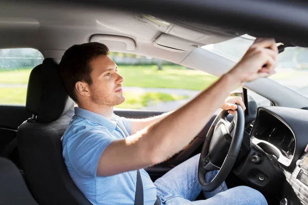 Человек или водитель автомобиля регулирующее зеркало — стоковое фото