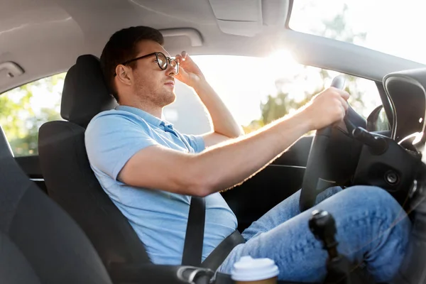 Mann oder Fahrer mit Brille fährt im Sommer Auto — Stockfoto