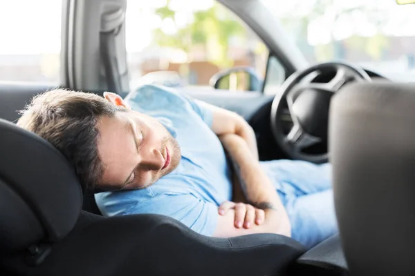 Κουρασμένος άνθρωπος ή οδηγός κοιμάται στο αυτοκίνητο — Φωτογραφία Αρχείου