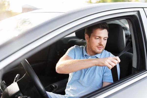 Homme ou conducteur de voiture attachant la ceinture de sécurité — Photo