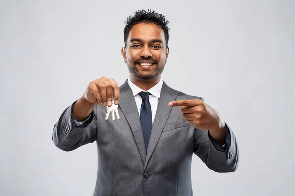 Indiaanse man makelaar met sleutels en map — Stockfoto