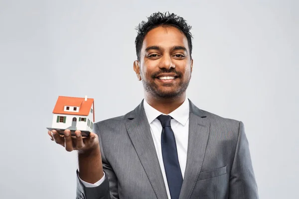 Indický muž realitní makléř s modelem domu a složkou — Stock fotografie