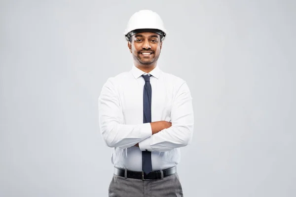 Sorridente indiano arquiteto masculino no capacete sobre cinza — Fotografia de Stock