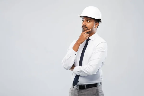 Indiana arquiteto masculino no capacete sobre cinza — Fotografia de Stock