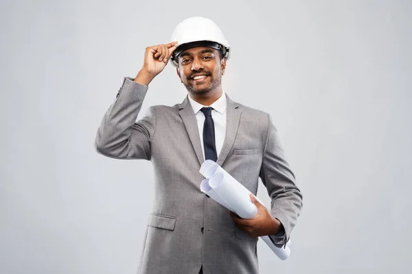 Indiana arquiteto masculino no capacete com plantas — Fotografia de Stock