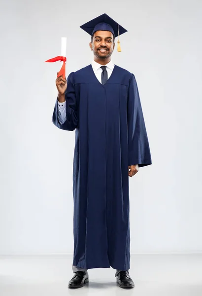 Estudiante graduado en tablero de mortero con diploma —  Fotos de Stock