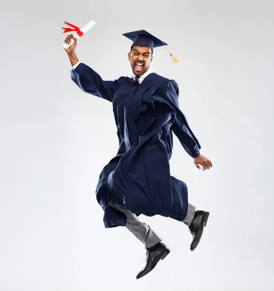 Feliz salto indio graduado estudiante con diploma — Foto de Stock