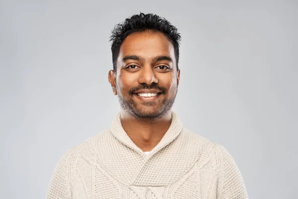 Indian man i stickad tröja över grå bakgrund — Stockfoto