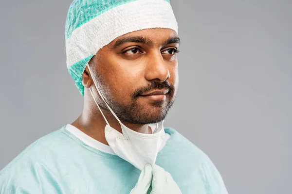 Obličej lékaře nebo chirurga s ochrannou maskou — Stock fotografie