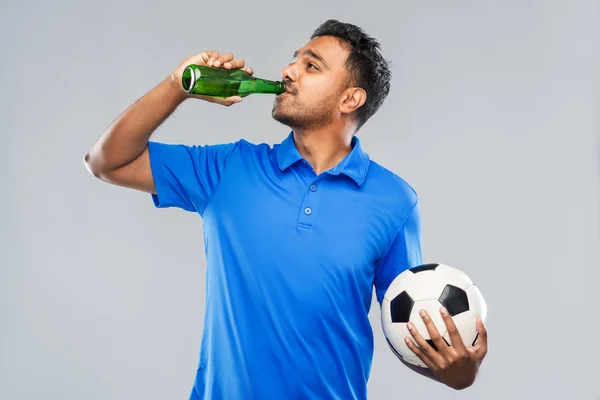 Índio fã de futebol masculino com bola de futebol e cerveja — Fotografia de Stock