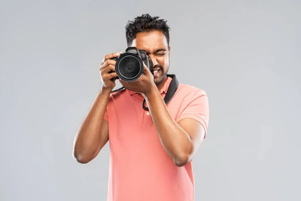 Homem indiano ou fotógrafo com câmera digital — Fotografia de Stock