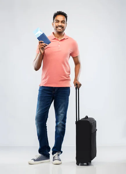 Uomo indiano con passaporto borsa da viaggio e biglietto aereo — Foto Stock