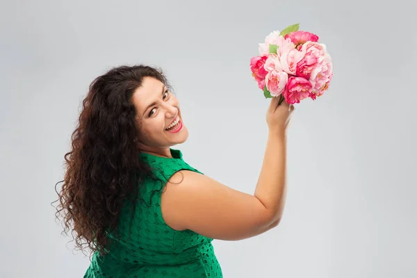 Mujer feliz en vestido verde con ramo de flores —  Fotos de Stock