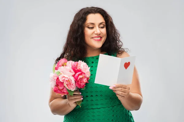 Mujer feliz con ramo de flores y tarjeta de felicitación —  Fotos de Stock