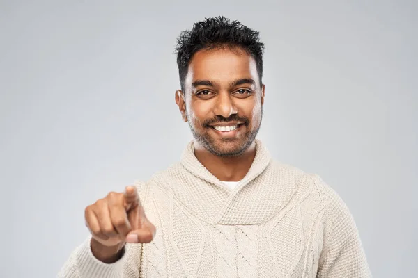 Lächelnder indischer Mann zeigt mit dem Finger in die Kamera — Stockfoto