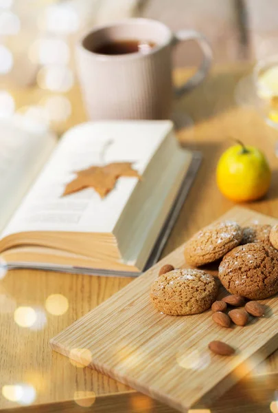 Galletas de avena, almendras y reservar en la mesa en casa — Foto de Stock