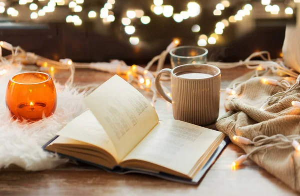 Bok och kaffe eller varm choklad på fönsterbrädan — Stockfoto