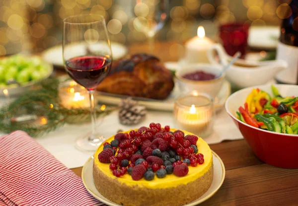 Κέικ και άλλα τρόφιμα στο χριστουγεννιάτικο τραπέζι στο σπίτι — Φωτογραφία Αρχείου