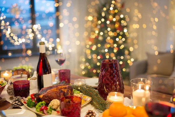 Cibo e bevande sul tavolo di Natale a casa — Foto Stock