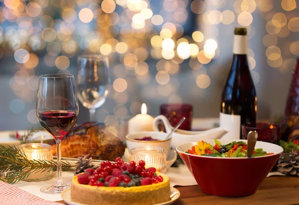 Essen und Trinken auf dem Weihnachtstisch zu Hause — Stockfoto