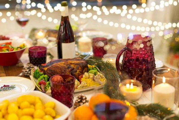 Τρόφιμα και ποτά στο τραπέζι των Χριστουγέννων στο σπίτι — Φωτογραφία Αρχείου