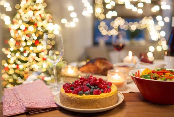 Pastel y otros alimentos en la mesa de Navidad en casa — Foto de Stock