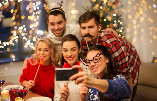 Amigos tomando selfie no jantar de Natal — Fotografia de Stock