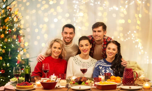 Glada vänner firar jul hemma — Stockfoto