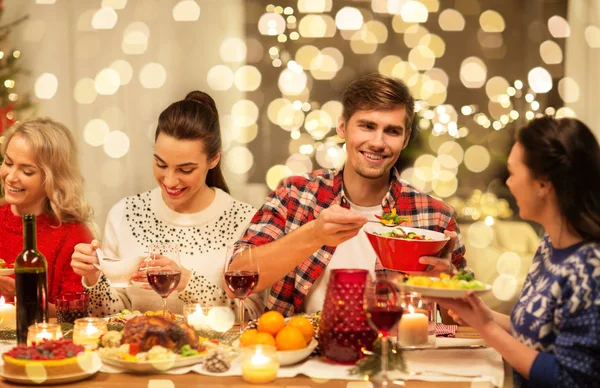 Mutlu arkadaşlar evde Noel yemeği yiyor. — Stok fotoğraf