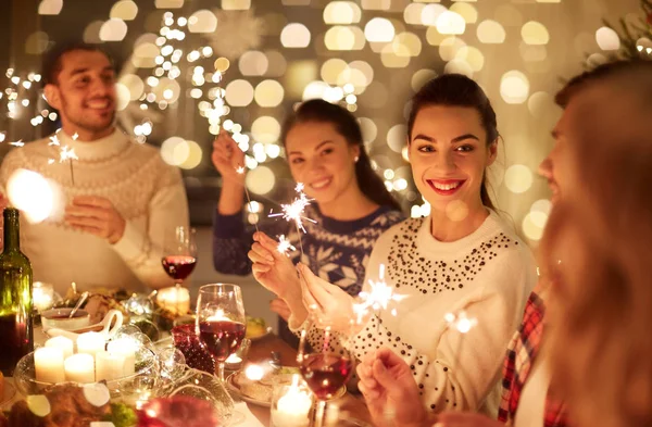 Amigos felices celebrando la Navidad en casa fiesta —  Fotos de Stock