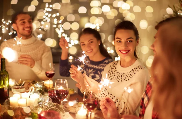 Amis heureux célébrant Noël à la maison fête — Photo