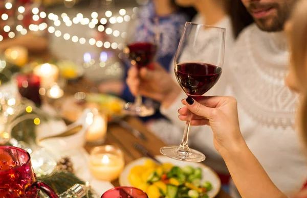 Primer plano de amigos bebiendo vino tinto en Navidad — Foto de Stock