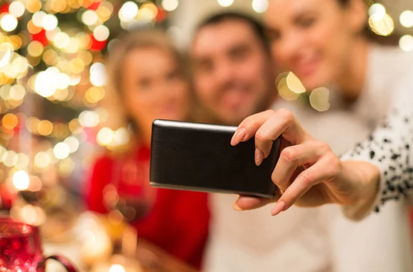 Arkadaşların Noel 'de selfie çekerken yakın çekim — Stok fotoğraf