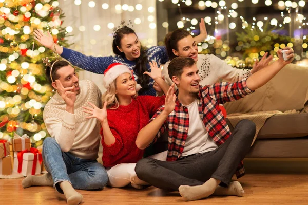 Amigos celebrando o Natal e tirar selfie — Fotografia de Stock