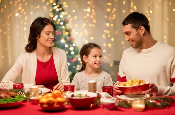 घर पर क्रिसमस डिनर होने वाले खुश परिवार — स्टॉक फ़ोटो, इमेज