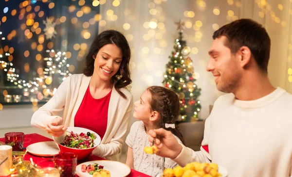 Šťastná rodina s vánoční večeři doma — Stock fotografie