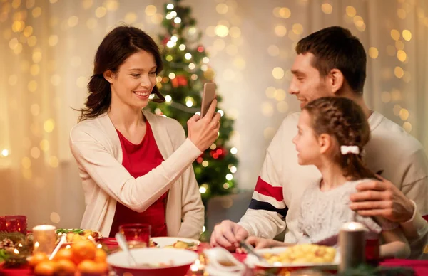 Gelukkige familie nemen foto kerstdiner — Stockfoto