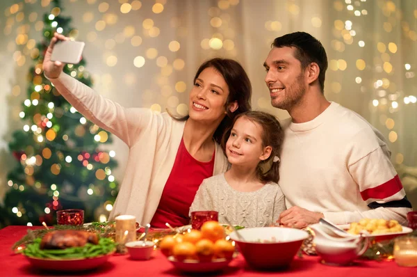 Glückliche Familie macht Selfie beim Weihnachtsessen — Stockfoto
