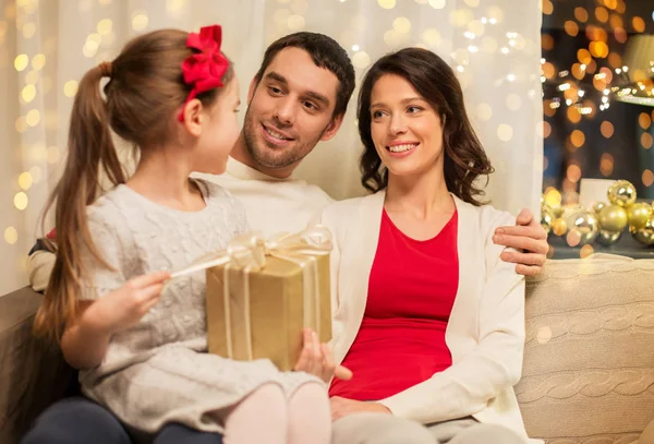 Familia feliz con la Navidad presente en casa —  Fotos de Stock