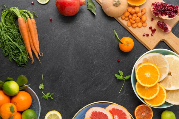 Légumes et fruits différents sur la table d'ardoise — Photo