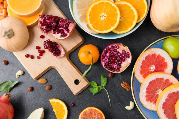 Légumes et fruits différents sur la table d'ardoise — Photo