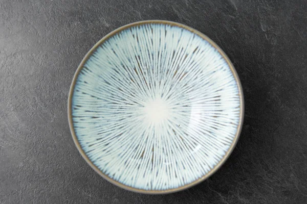 Zbliżenie niebieskiej płytki ceramicznej na tle łupkowym — Zdjęcie stockowe