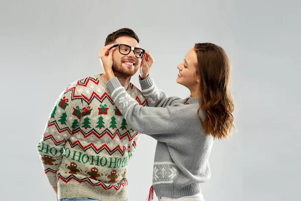 Felice coppia a Natale brutto maglione partito — Foto Stock