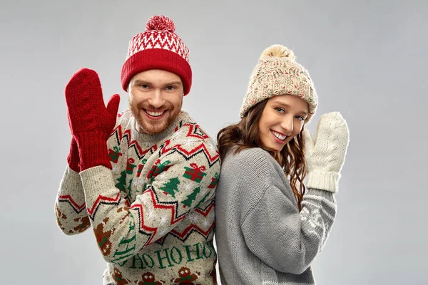 Feliz pareja en la fiesta de Navidad suéter feo —  Fotos de Stock