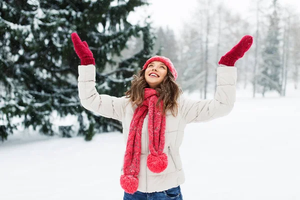 Glückliche junge Frau im Winterpark — Stockfoto