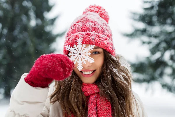 Porträtt av tonårs flicka med snowflake på vintern — Stockfoto