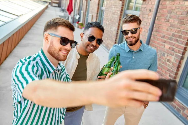 Män dricka öl och ta selfie via smartphone — Stockfoto
