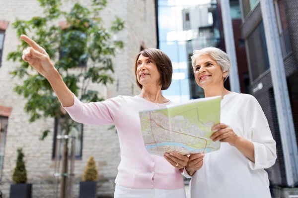 Mulheres idosas com mapa da cidade na rua em Tallinn — Fotografia de Stock